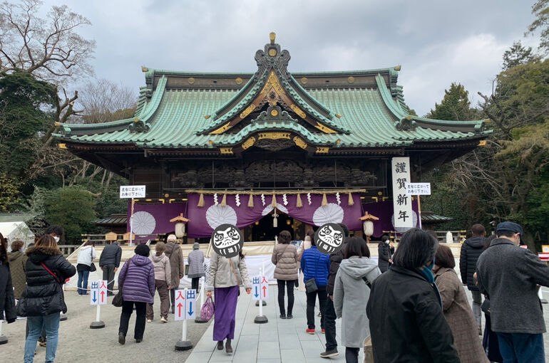 初詣の三島大社本殿